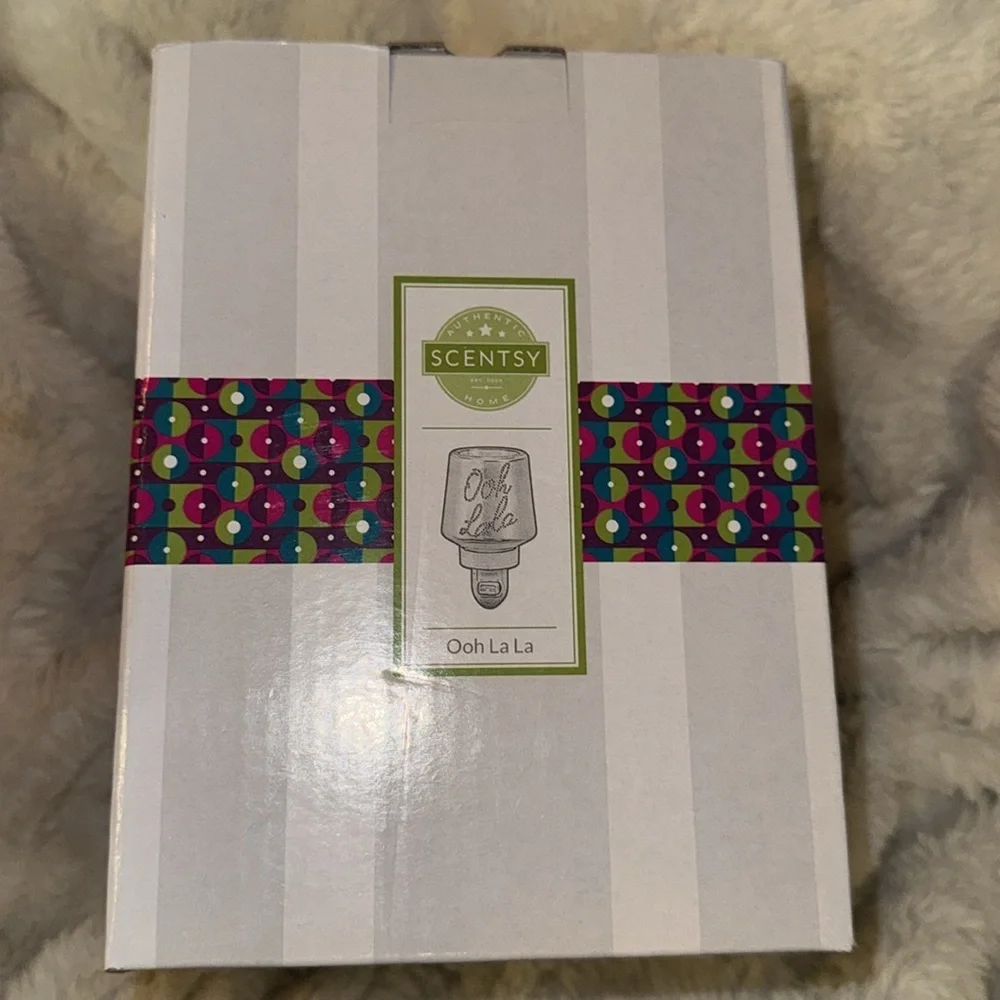 Scentsy “Ooh La La” Glass Wall Warmer NIB - Rhinestone Lettering